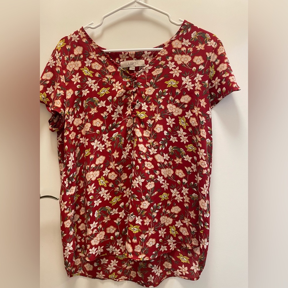 LOFT Size M / Red Floral Flutter Short Sleeve Top